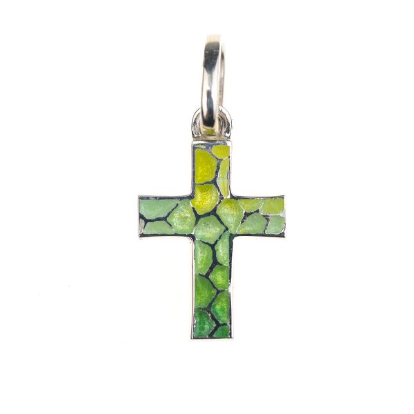 colgante con forma de cruz latina con argolla en la parte superior y de color plateado toda la cruz y en la cara frontal de la cruz hay motas de distintas tonalidades de verde de forma redona