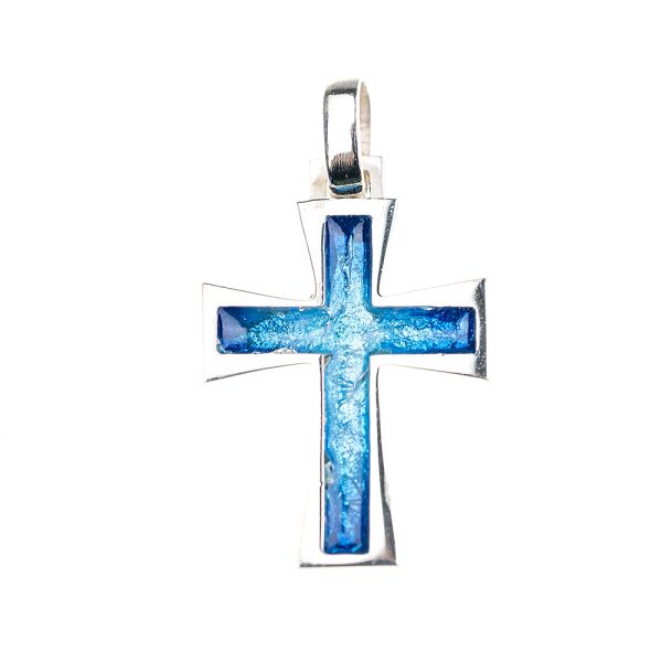 colgante con forma de cruz con una argolla en la parte superior la cruz es de plata color plateado y esta rellena por un esmalte de color azul formando tambien