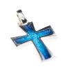 colgante con forma de cruz con una argolla en la parte superior la cruz es de plata color plateado y esta rellena por un esmalte de color azul formando tambien