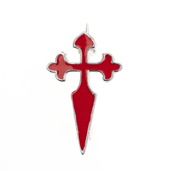 broche con la cruz de santiago hecha en plata plateada y con el interior en color rojo