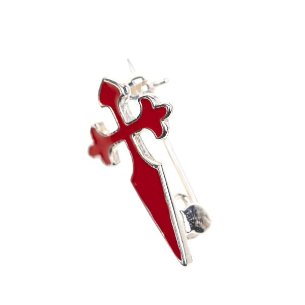 broche con la cruz de santiago hecha en plata plateada y con el interior en color rojo