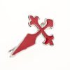 broche con la cruz de santiago hecha en plata plateada y con el interior en color rojo