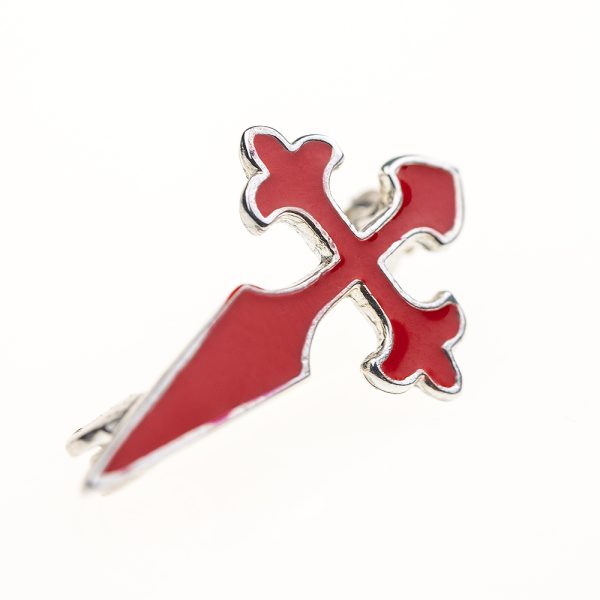 broche con la cruz de santiago hecha en plata plateada y con el interior en color rojo