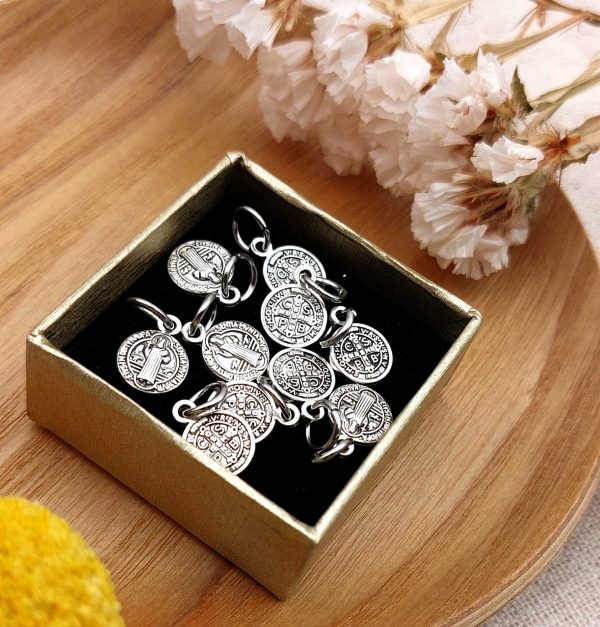 medallas san benito en caja dorada con flores