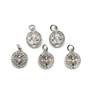 5 medallas de san benito en metal con baño de plata y cuerpo de cristo en relieve