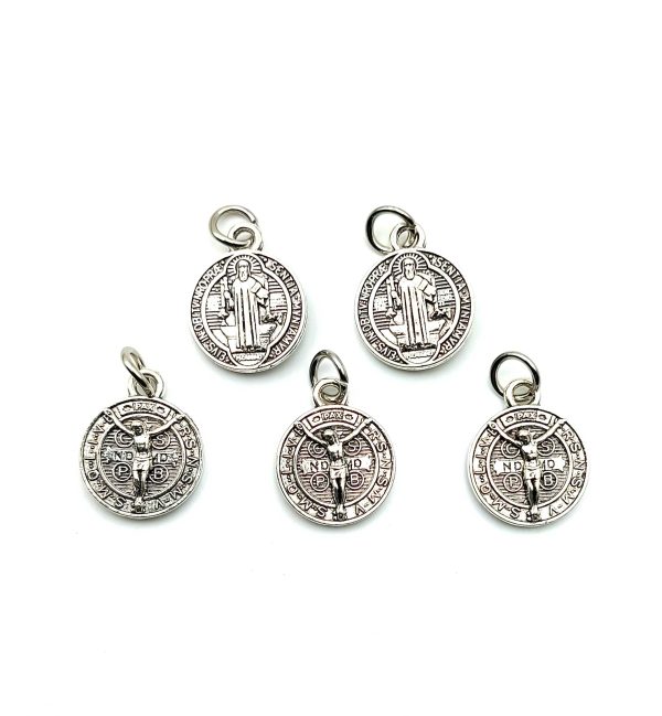 5 medallas de san benito en metal con baño de plata y cuerpo de cristo en relieve
