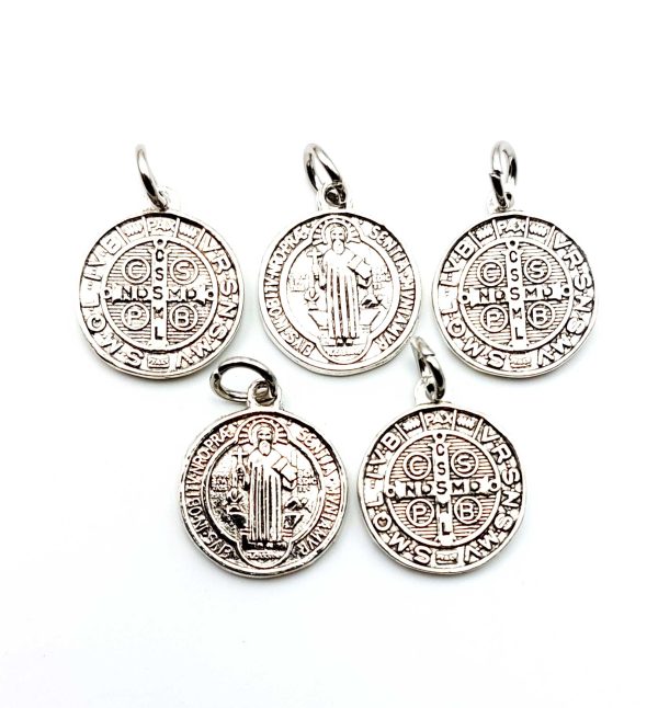 5 medallas de san benito de 2cm