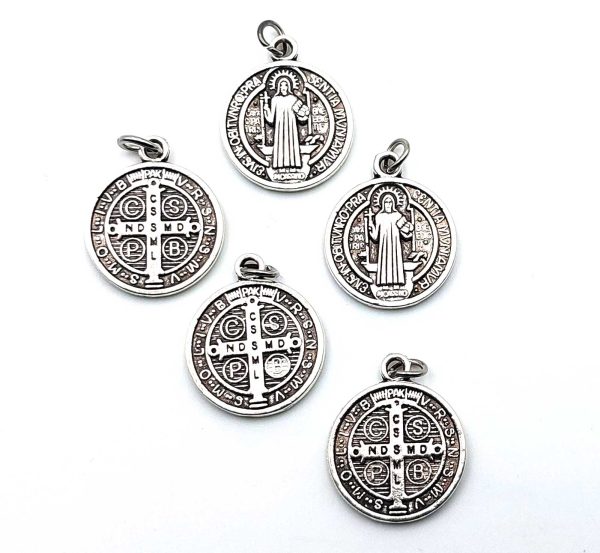 5 medallas de san beito de 1.8cm de diametro