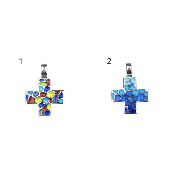 dos colgantes con forma de cruz griega con anilla en la parte superior la cruz de la izquierda es de plata y tiene motas de color amarillo, rojo, azul y verde y la cruz de la derecha es plateada con motas de colores azules de diferentes tonalidades