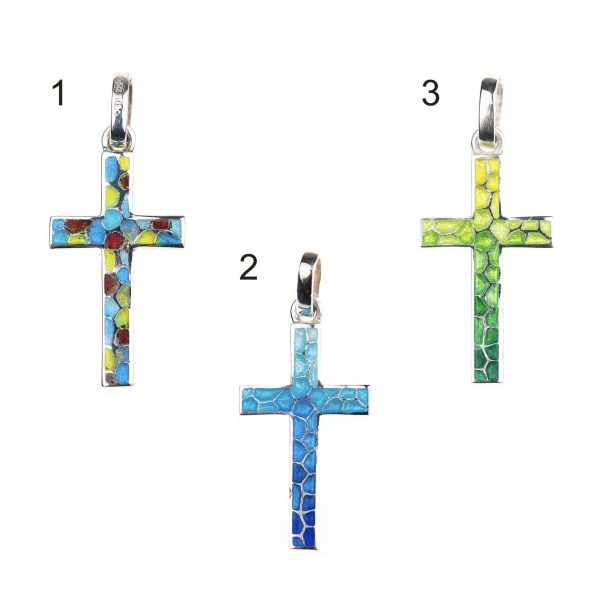 tres cruces con forma de cruz latina una cruz colgante con forma de cruz latina con anilla en la parte superior la cruz es de color plateado y en la parte frontal tiene motas de color rojo azul y verde la otra cruz es un colgante con forma de cruz latina con anilla en la parte superior la cruz es de color plateado y en la parte frontal tiene motas de color azul de diferentes tonalidades y la tercera cruz es colgante con forma de cruz latina con anilla en la parte superior la cruz es de color plateado y en la parte frontal tiene motas de color verde de diferentes tonalidades