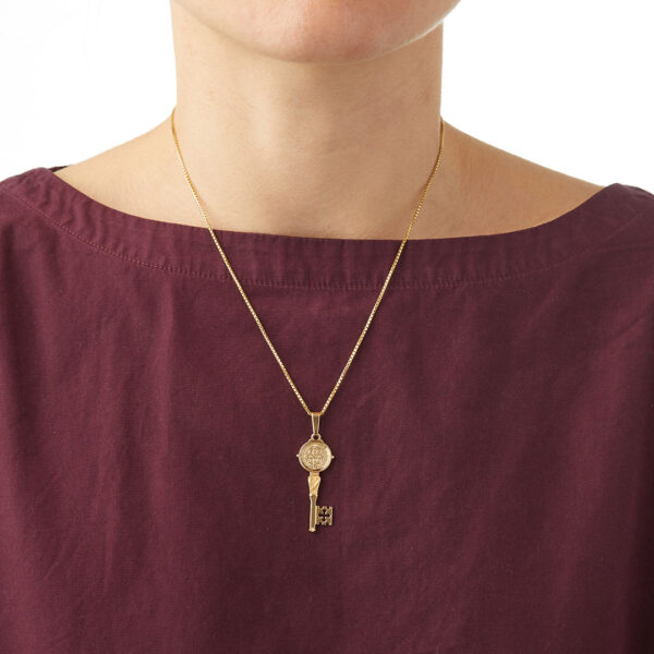 colgante llave san benito oro 18k modelo detalle