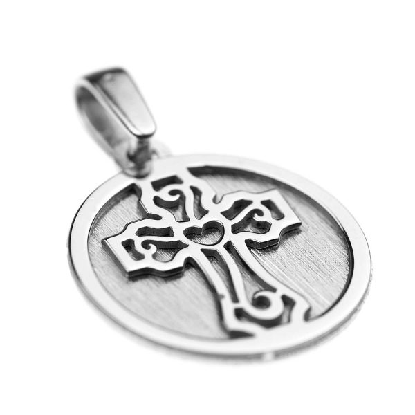 colgante medalla cruz con formas vegetales y corazon 2