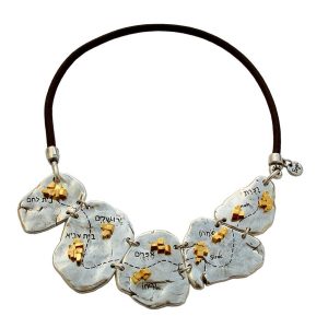 Collar gargantilla camino a Belén de María y José, baño de plata y oro