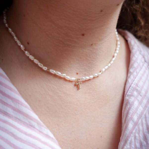 collar cruz y perlas agua dulce modelo