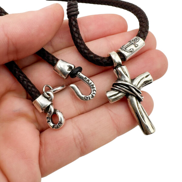 collar maderos atados mano