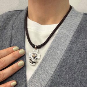 collar modelo con collar cruz diseno esencial