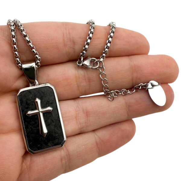 collar placa hombre mano