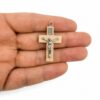 crucifijo-pequeno-madera-clara-con-mano