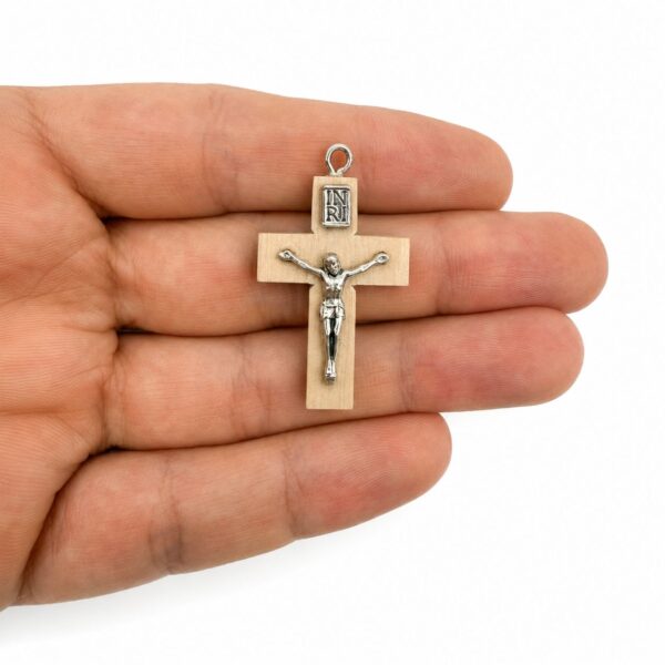 crucifijo-pequeno-madera-clara-con-mano