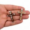 crucifijos-madera-metal-en-mano