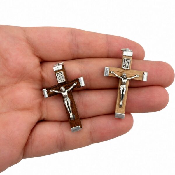 crucifijos-madera-metal-en-mano