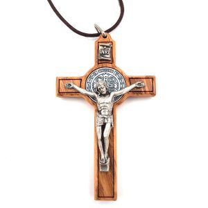 Colgante crucifijo con Medalla de San Benito y cordón, 8 x 5 cm