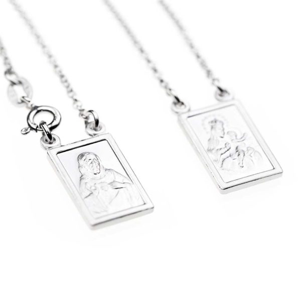 escapulario plateado con cadena y mosqueton y dos medallas de forma rectangular
