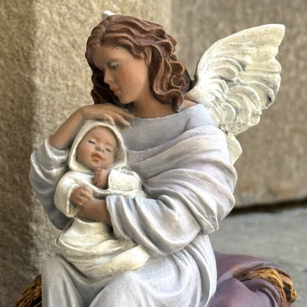 figura angel de la guarda arrullos sobre piedra
