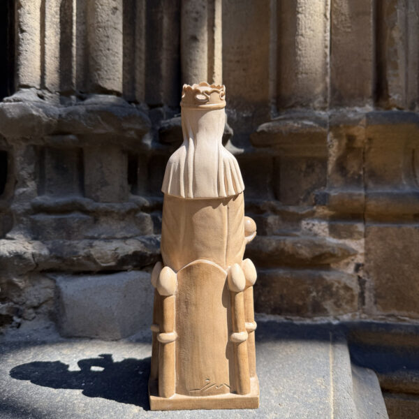 figura montserrat encerada detras
