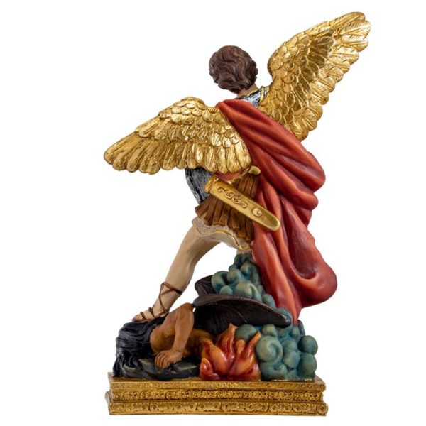figura san miguel derrotando al mal detras