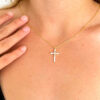 foto modelo cruz esmalte blanco circonitas collar