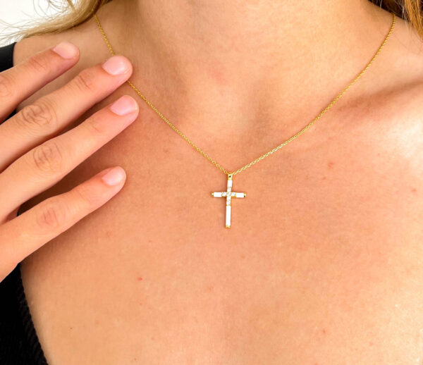 foto modelo cruz esmalte blanco circonitas collar