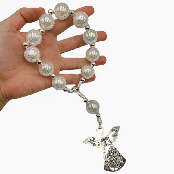 medalla angel cuna bola blanca mano