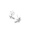 dos pendientes con forma de cruz latina y en color plata y adornados con piedrecitas brillantes de colores