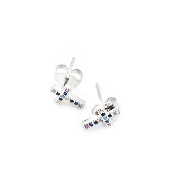 dos pendientes con forma de cruz latina y en color plata y adornados con piedrecitas brillantes de colores