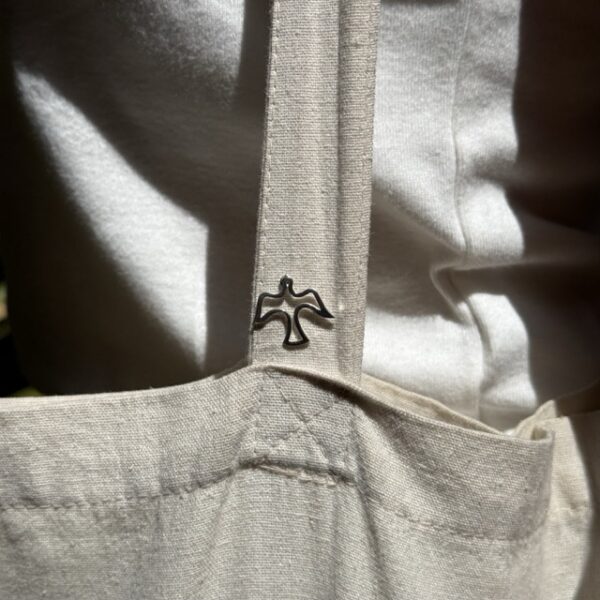 pin espiritu santo plata modelo detalle