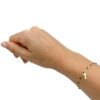 pulsera bano oro y cuentas negras modelo mano