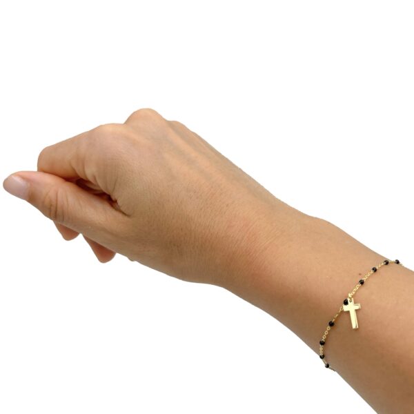 pulsera bano oro y cuentas negras modelo mano