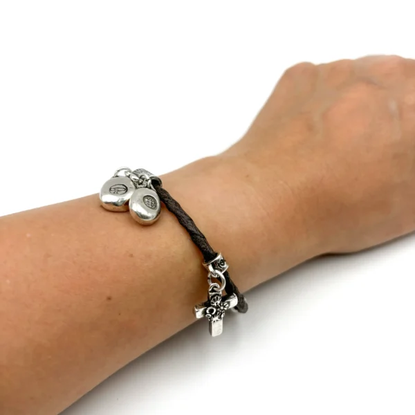 pulsera con cruz floreada y medallas