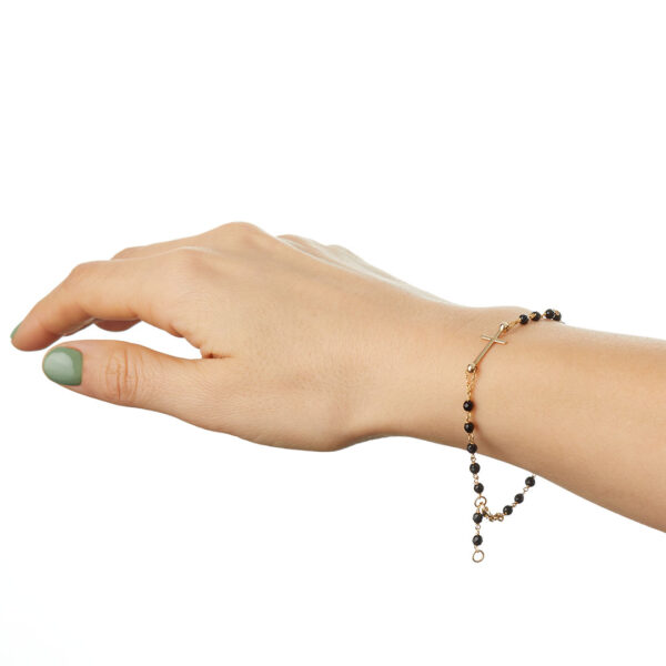 pulsera cuentas negras cruz