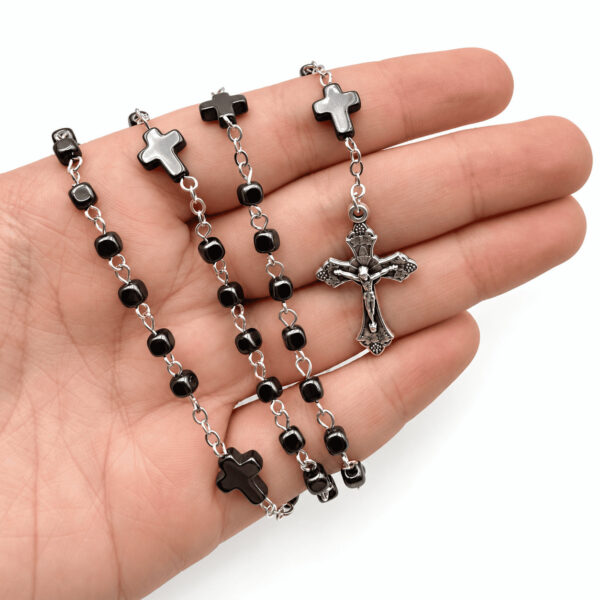 rosario-hematite-cruz-trilobulada-mano