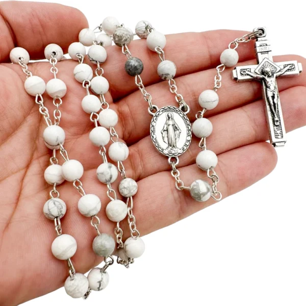 rosario howlite mano