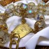 rosario matrimonio grande transparente dorado sobre tela detalle