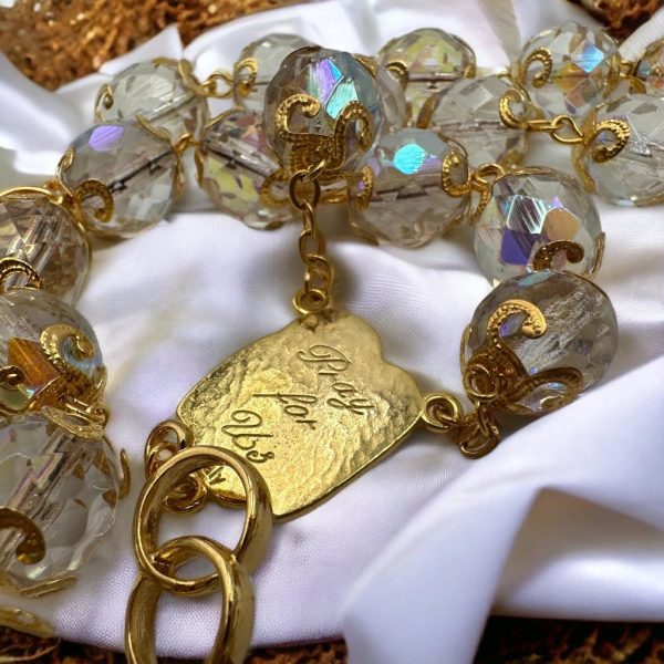 rosario matrimonio grande transparente dorado sobre tela detalle