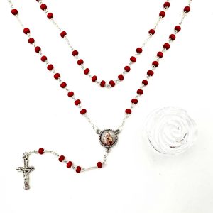 rosario rojo de petalos de rosa con caja para guardarla a la derecha