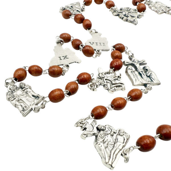 rosario via crucis madera detalle