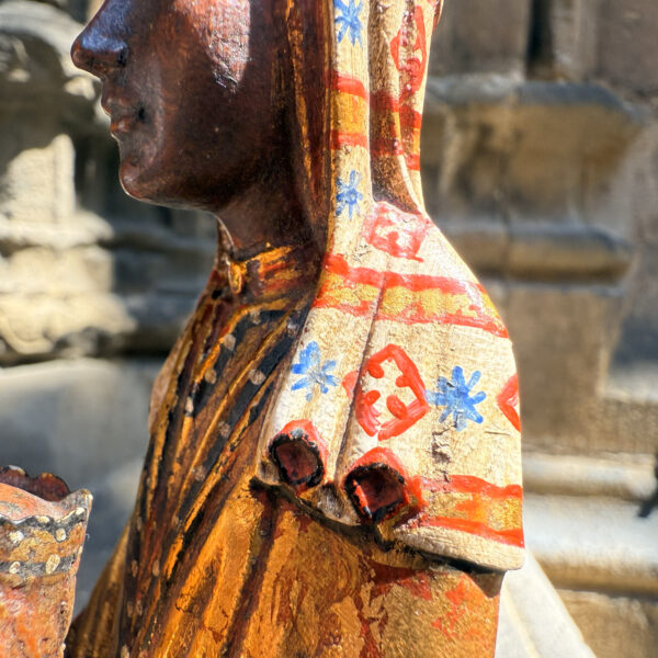 talla montserrat policromada detalle pintura