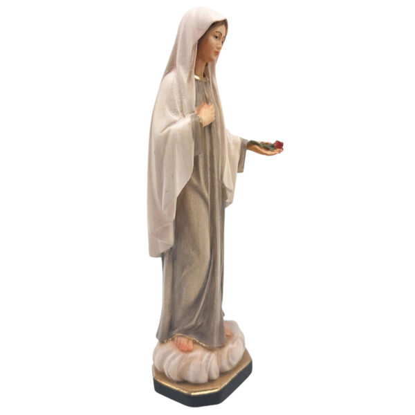 virgen con rosa detalle
